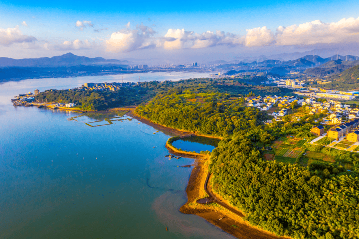 强蛟镇,通过大力发展休闲渔业和乡村旅游,举办海钓大赛,宁海湾鱼灯节