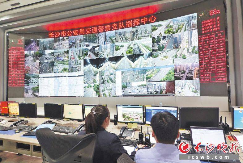 在长沙市公安局交警支队指挥中心,大屏幕上实时显示着匝道入口处车