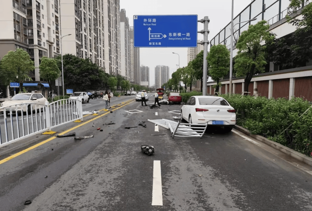 顺德猛烈车祸连撞多车车头撞烂