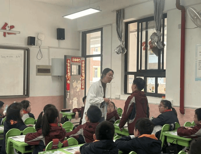 老师下先让学生观看一段流感视频,探讨流感的症状和预防措施,如戴口罩