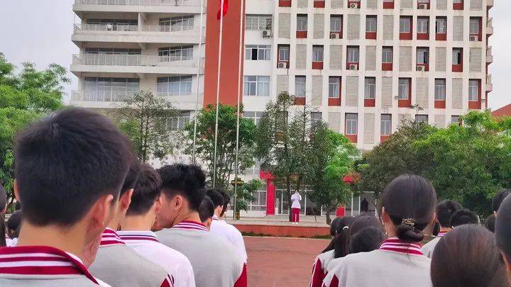 钦州市文实中学钦州市第八中学利用国旗下讲话,向学生宣传全民国家