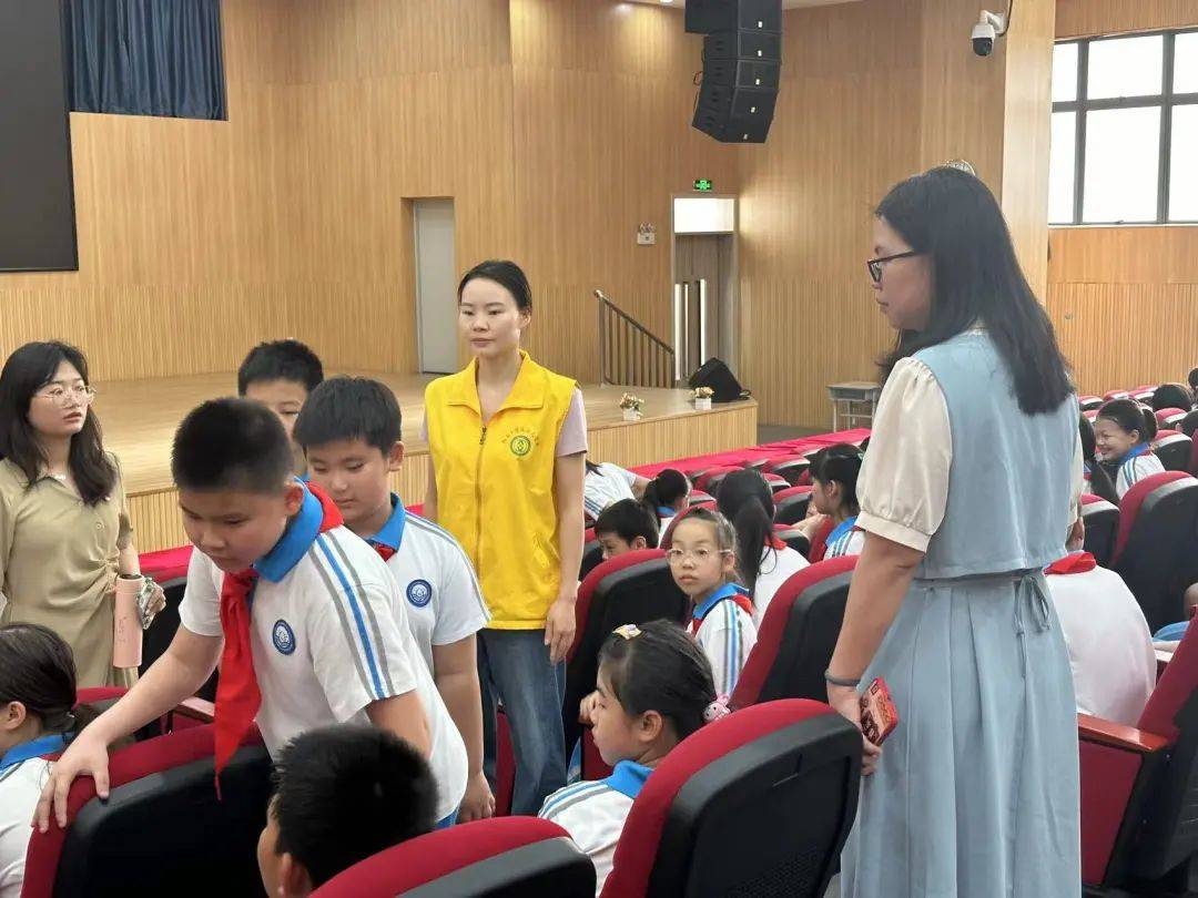 助力安全教育西溪小学家长志愿服务队协助西溪小学开展国家安全主题