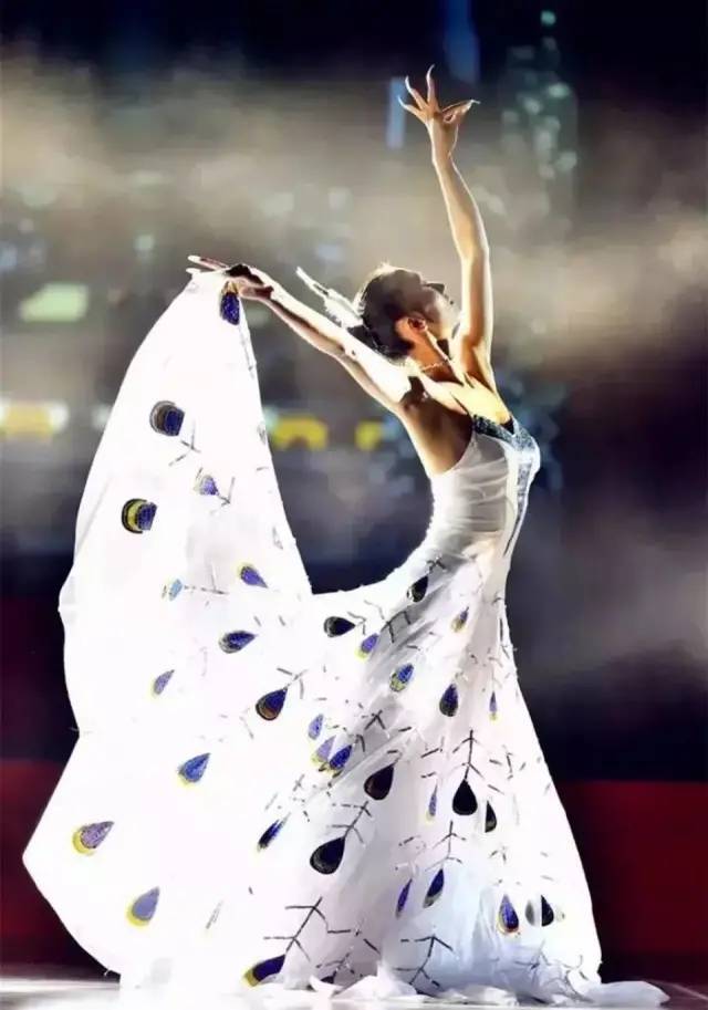 杨丽萍仙气全无指甲也剪了常年吃花瓣水如今65岁拄拐杖出行