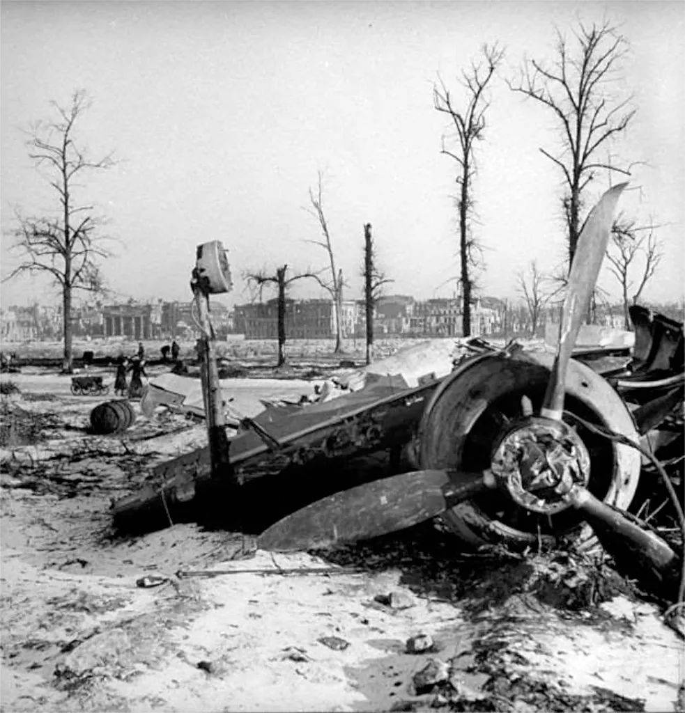 1945年被战争摧毁的柏林城市废墟照