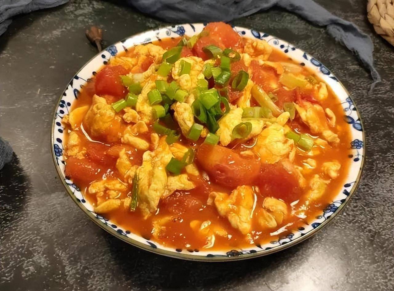 医生劝告西红柿炒鸡蛋尽量不要放此物或许很多人做错了