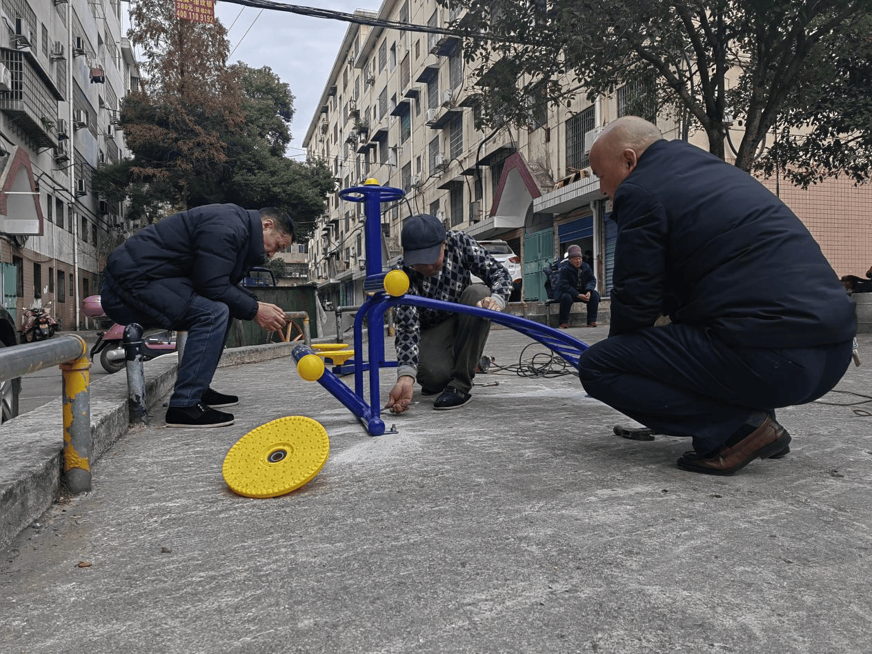 196体育：娄底市娄星区：增设健身器材 实事暖民心(图1)