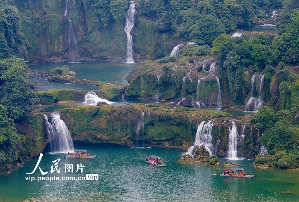 广西大新瀑布醉游人