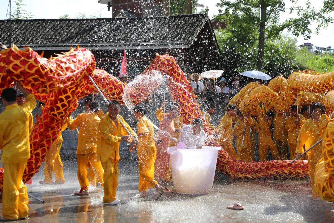云云的泼水节没赶上没关系贵贵也有自己的泼水节水龙节等你来