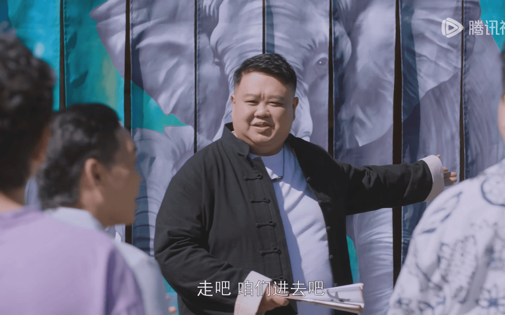 第二集,三哥孔云龙演的是周九良的房东,负责撮合孟鹤堂和周九良"同居"