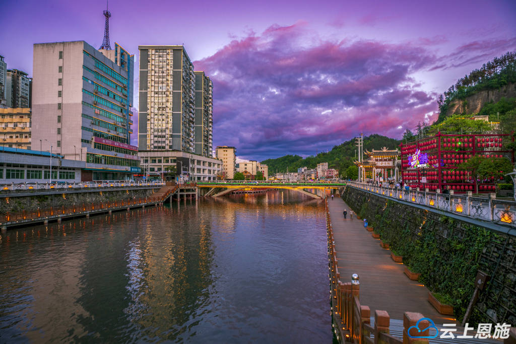 建始:绚丽晚霞映天际