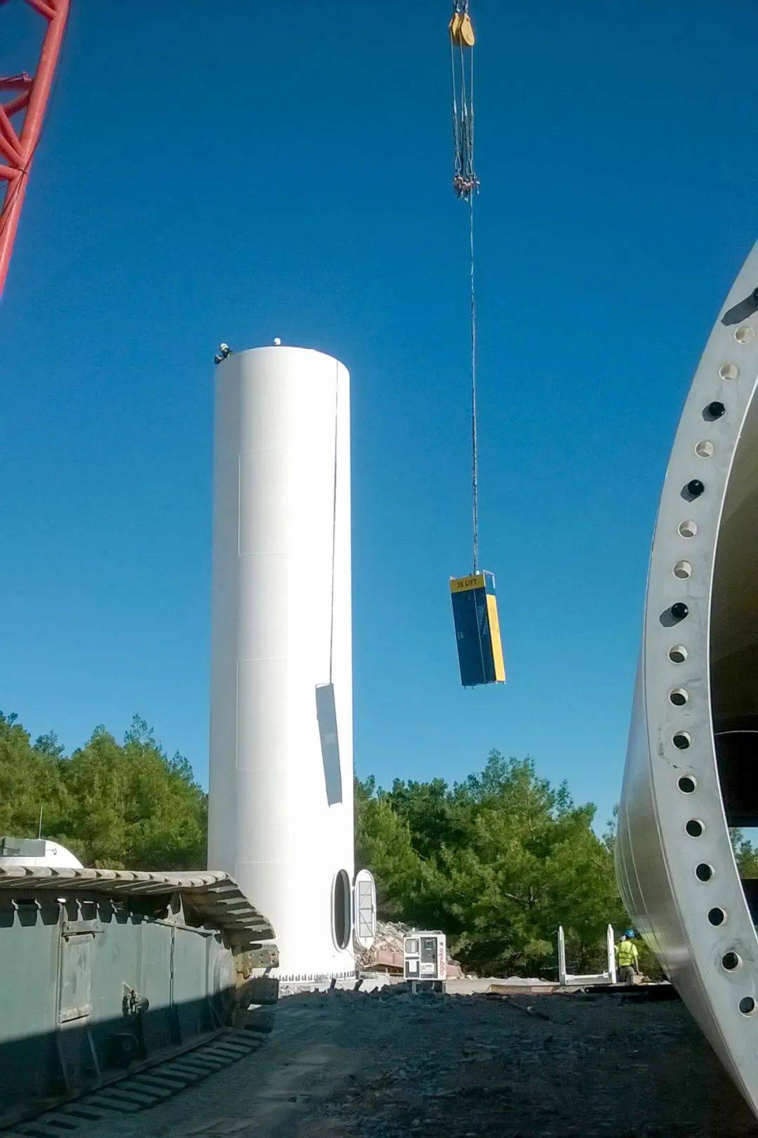 在塔筒厂预装发货的升降机你见过吗