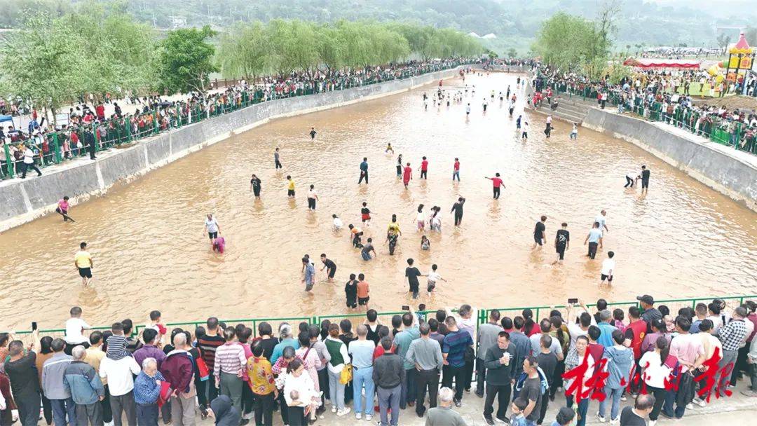 4月11日,藤县濛江镇泗洲村举办庆祝广西三月三系列活动,图为抓鱼比赛
