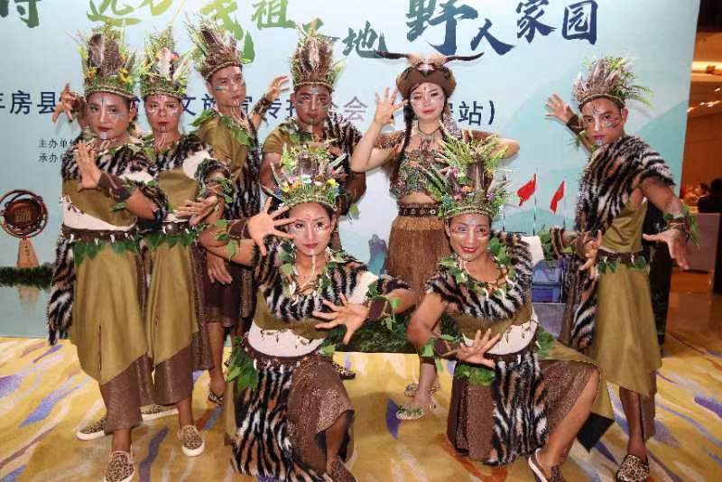 本次推介会以"千里房县 诗酒远方 尧祖圣地 野人家园"为主题,来自莲湖