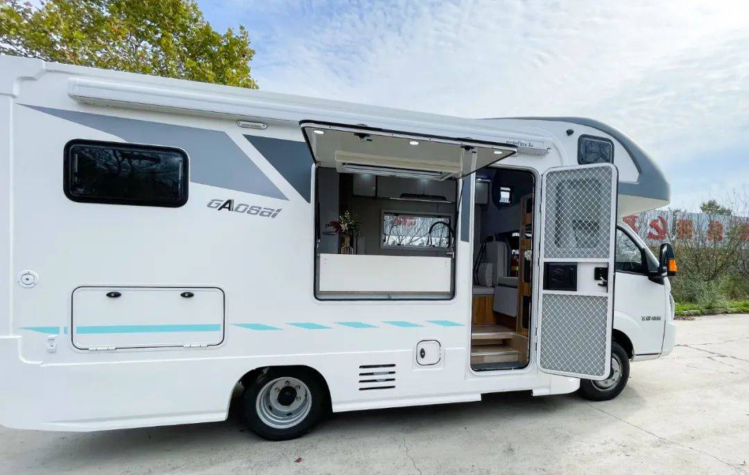 高赛华运缔途c型旅居车 鸥翼侧舱设计 经典生活布局 雅致温馨内饰