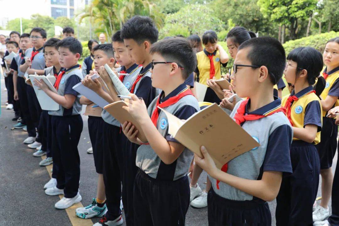 守护碧水共建绿美张槎少先队员奋勇争先做绿美小先锋