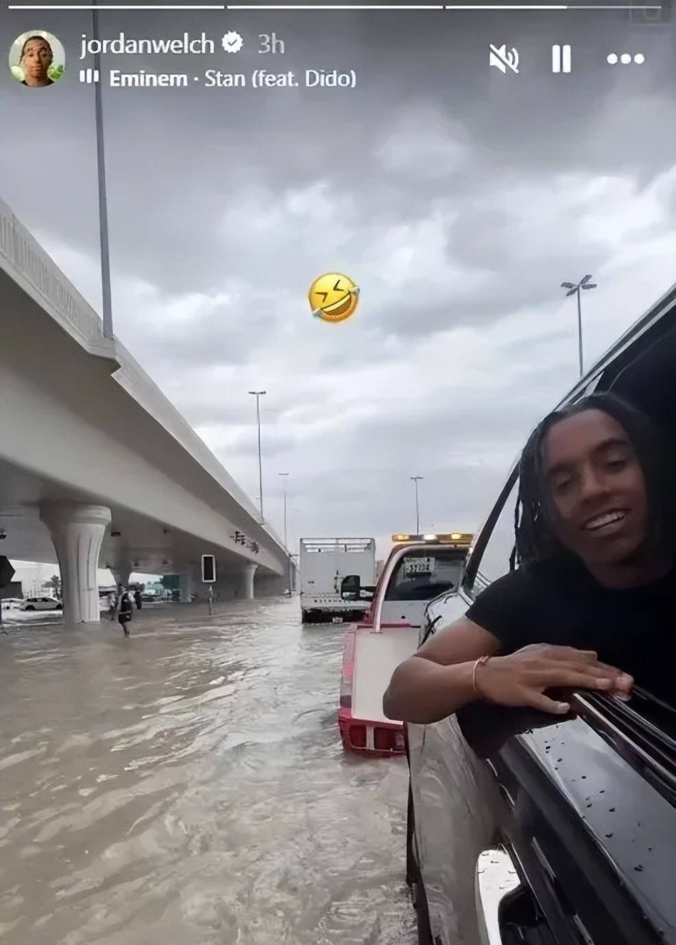 高层公寓阳台上的家具被狂风吹落迪拜上空乌云密布很多街道和地区缺乏