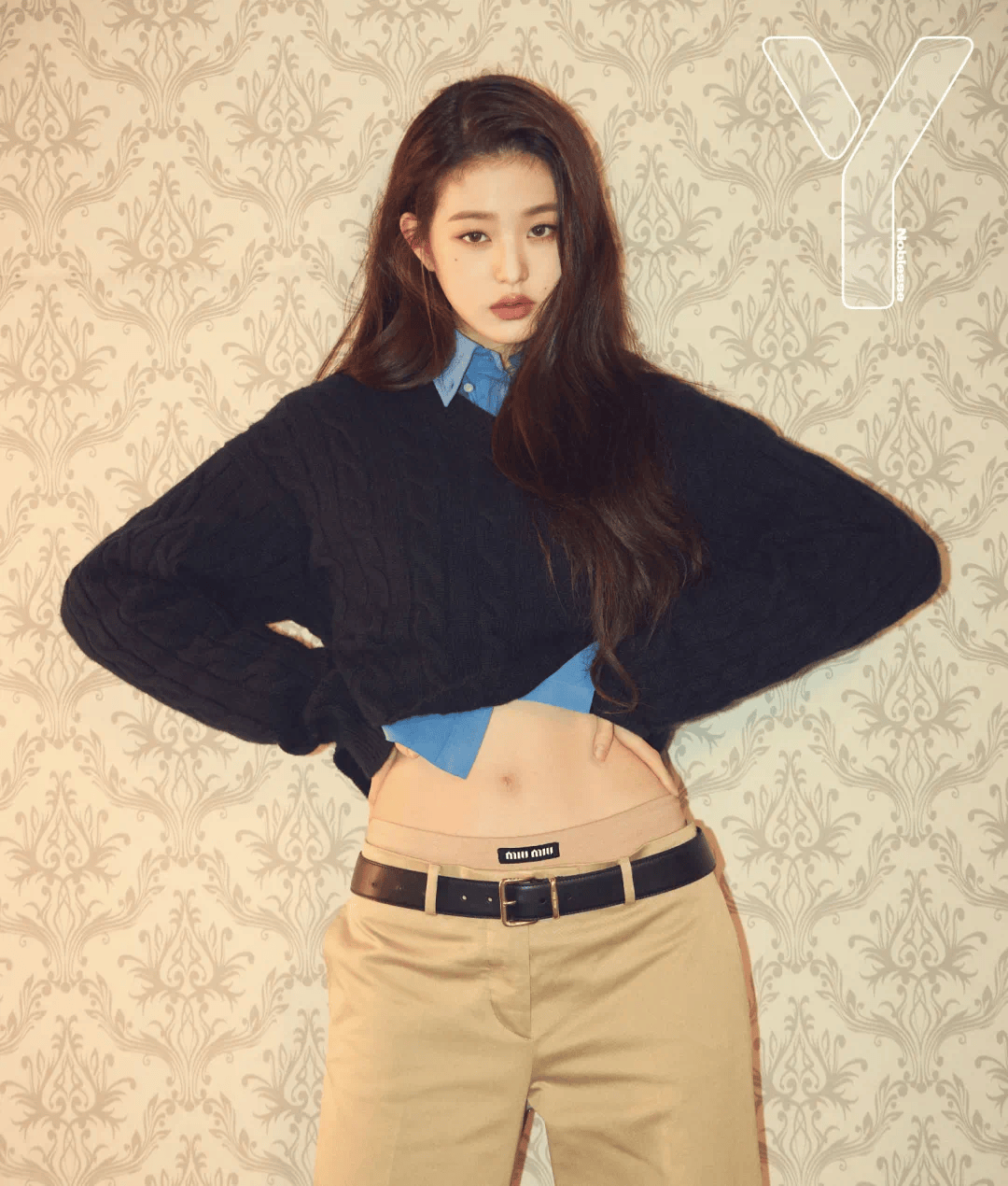 如果挡住模特的中心位置,你会发现正统的灰色针织毛衣,严肃的工作衬衫