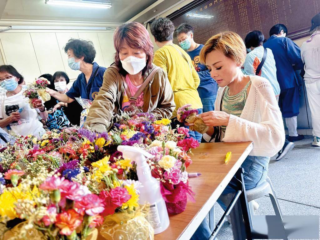 走出男友离世阴霾直击58岁叶子楣拜观音求赐良缘虔诚到极点