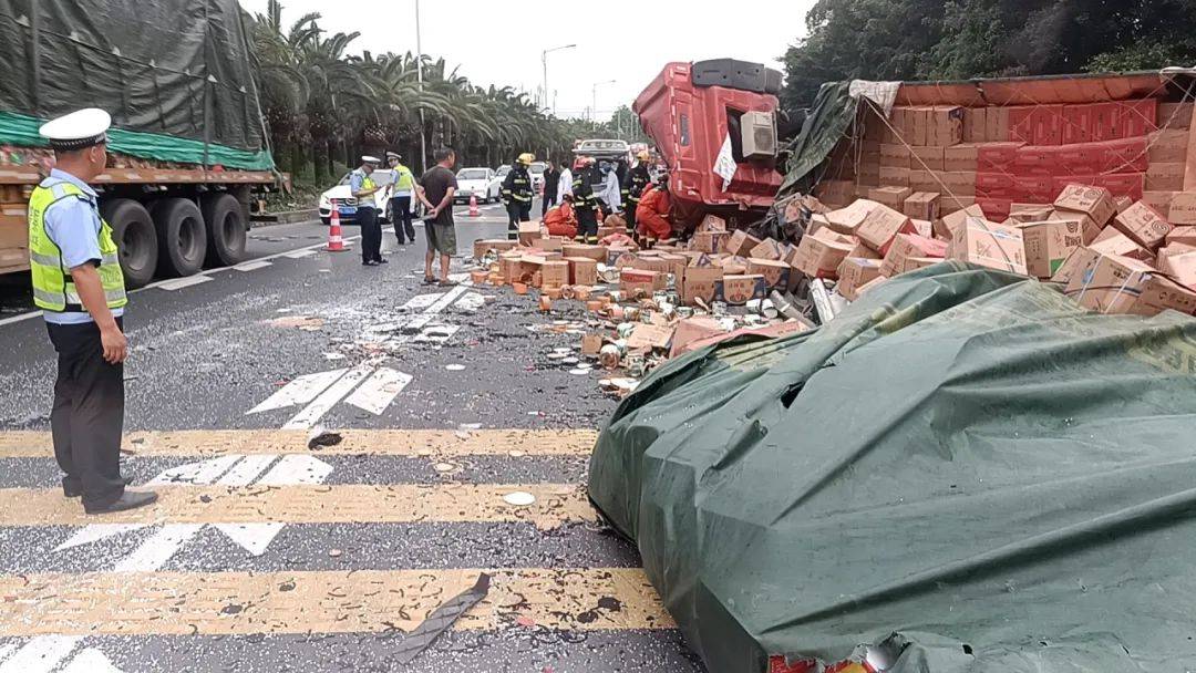 漳路应急货车侧翻公路人紧急清障保畅通