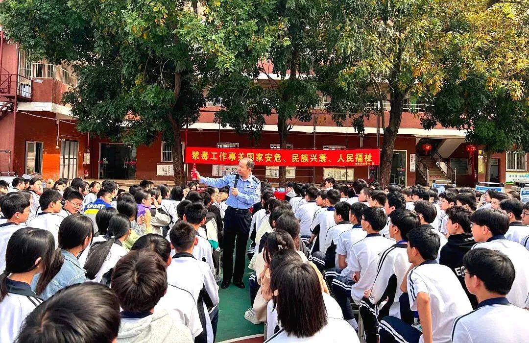 在司马浦黄冈实验学校,有近2000名师生齐聚操场参加禁毒宣讲活动.