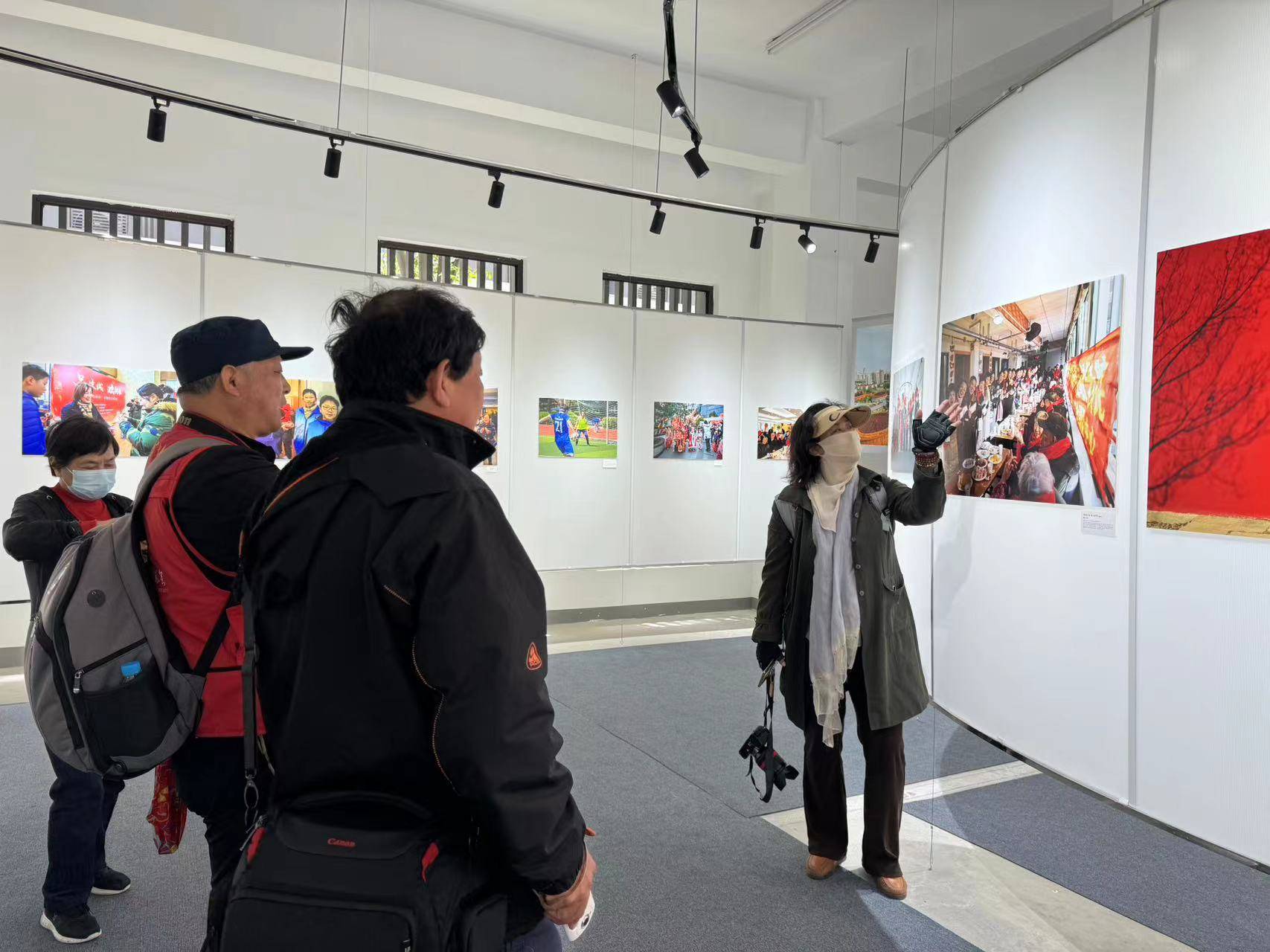 其中,"凉城微摄力"摄影展,是2021年由凉城新村街道创立的社区文化活动