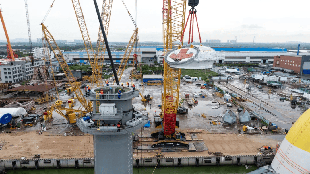 全球单机容量最大漂浮式风电平台吊装塔筒