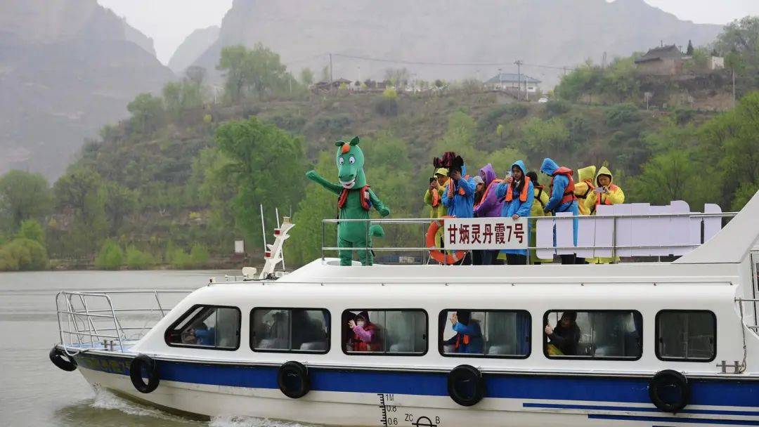 当天,采风团首先来到刘家峡国际滑翔伞营地,在广袤的炳灵湖畔,上升