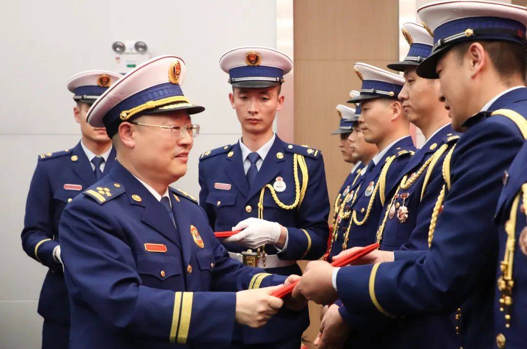 陕西省消防救援总队隆重举行高级消防员晋衔仪式