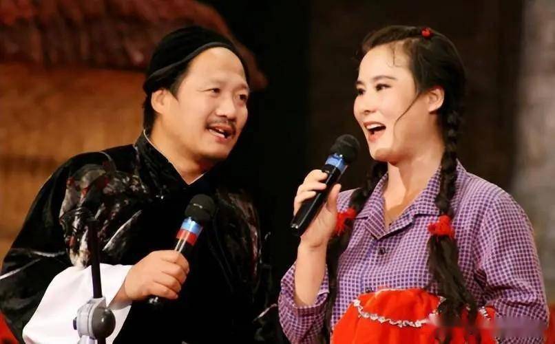 唐鉴军和一位叫王小华的演员一起作为对方的二人转搭档