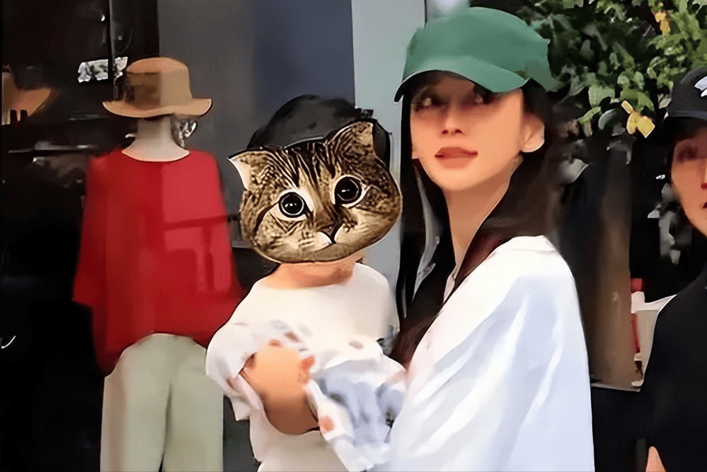 结果现在杨颖竟然把孩子当成了自己的挡箭牌,这也让大家想到了大s.