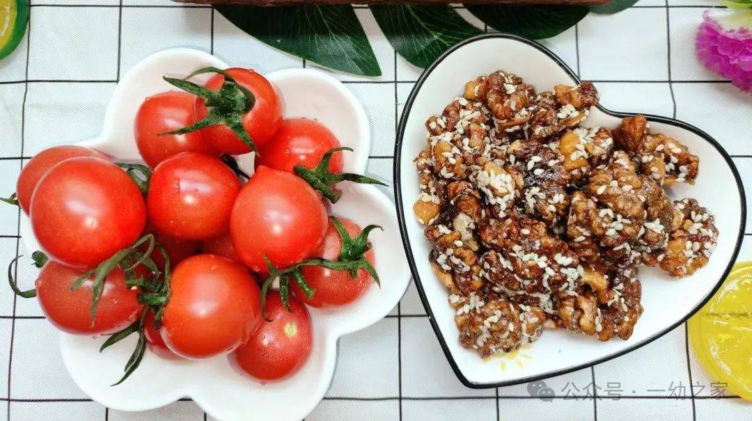 素炒西葫芦    香菇炖鸡汤葡萄干米饭    红烧排骨午餐牛奶早点卤鸡蛋