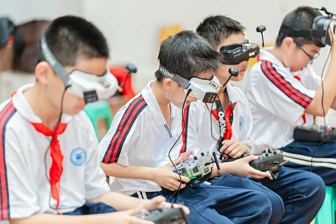 图集|小学生"玩转"fpv无人机 用指尖演绎"空中芭蕾"