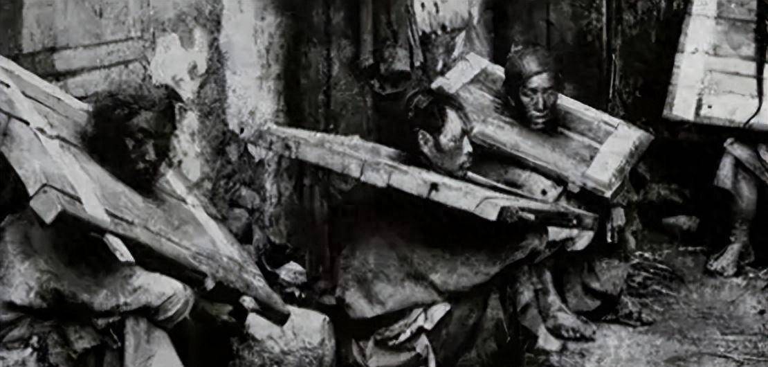 20张惨无人道的日军老照片:不仅侮辱妇女,还让家里人在旁边看着