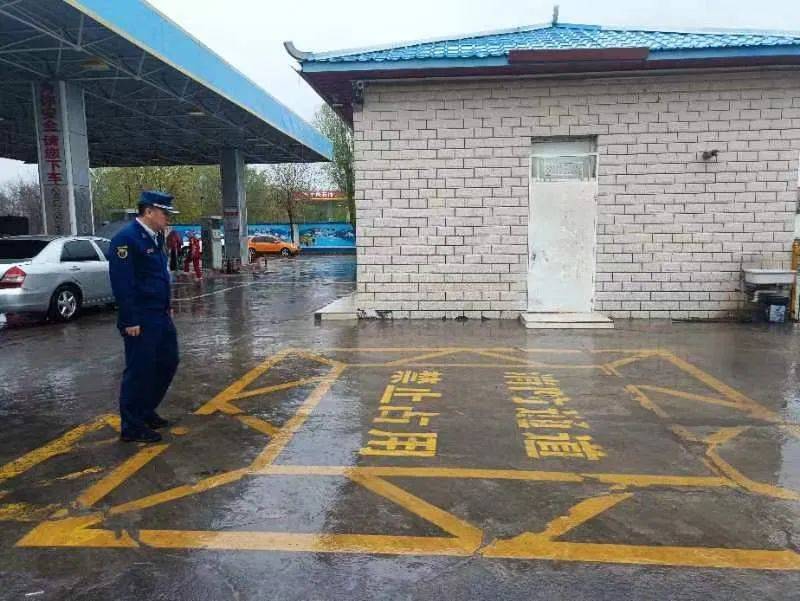 打通"生命通道"中卫消防在行动_消防车_救援_群众