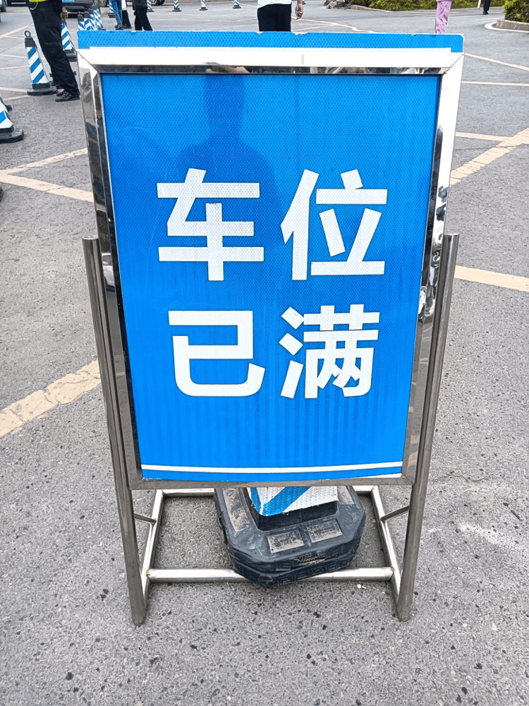 地下停车场共有泊位3100个,主要入口在龙湖中环东路的p1和p2入口,但是