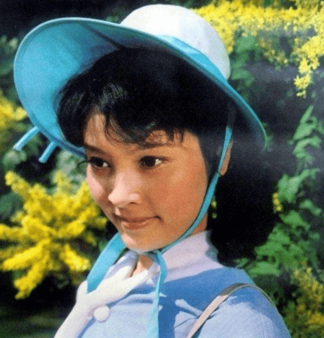 父亲是作家,母亲是北大才女,二婚下嫁小8岁导演,70岁无儿无女_梁丹妮