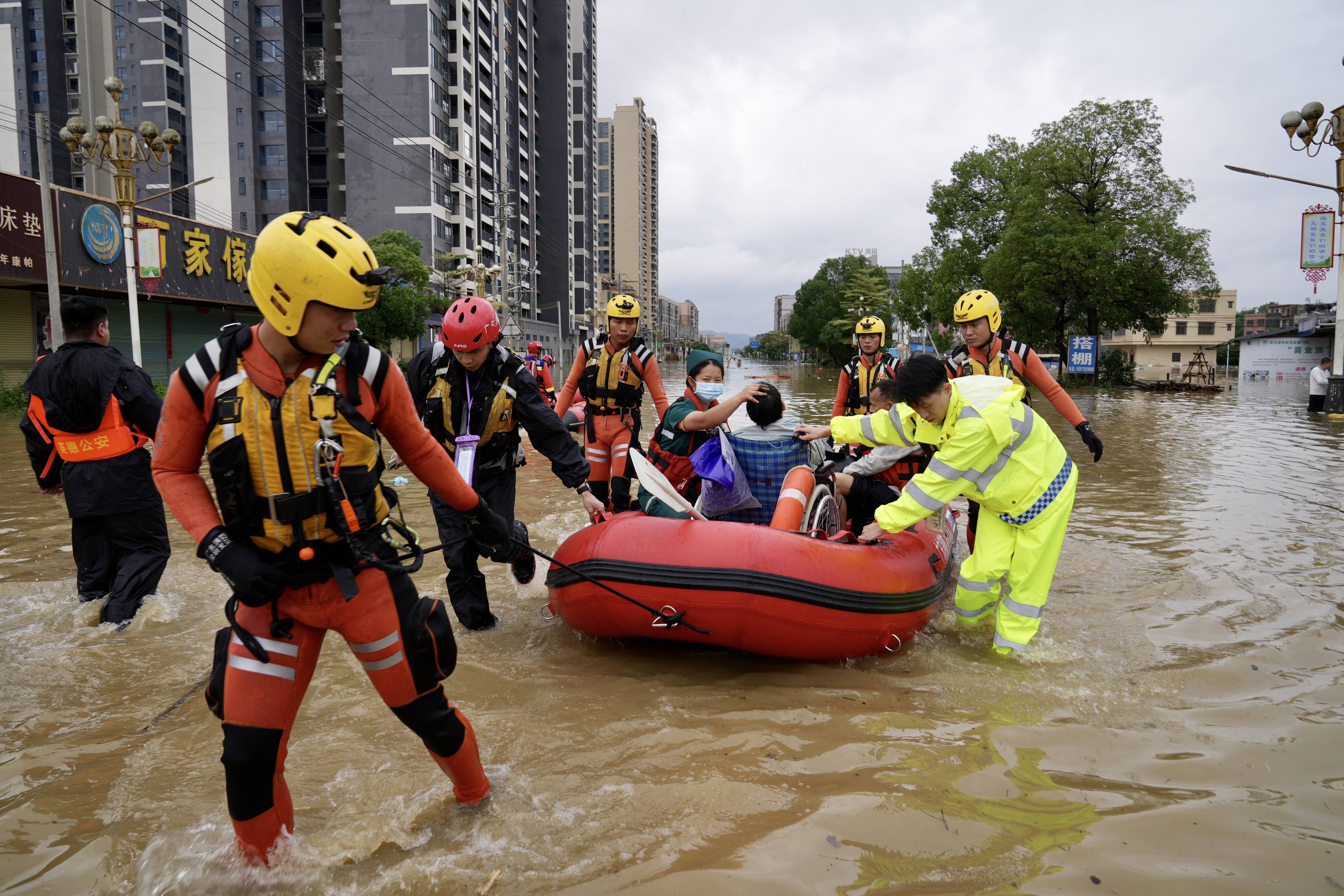 直击英德浛洸救援一线:多方协力共撑"生命之舟"
