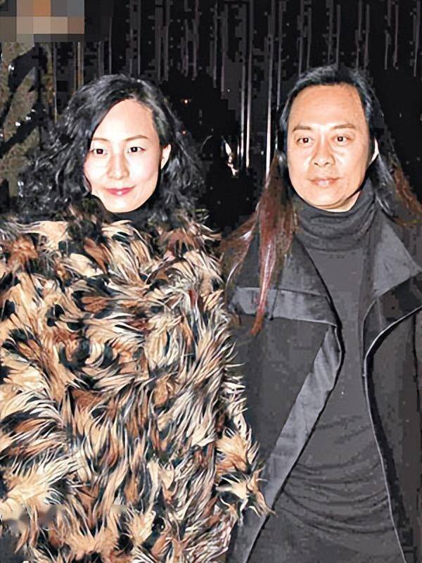 他是草蜢成员,娶传奇旺夫女,视继女如己出,今闷声发财儿女双全