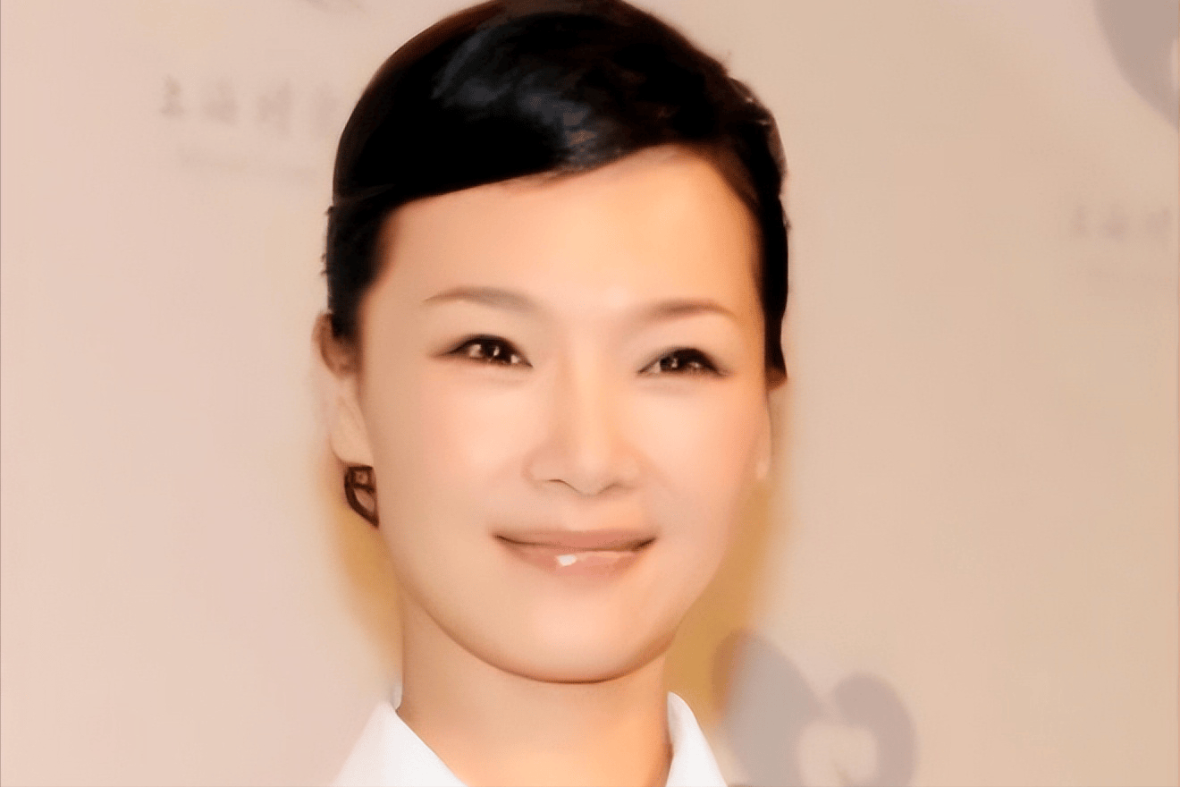 她被誉为军中花仙子,连续15年上春晚,男友患癌离世,53岁仍单身_吕薇