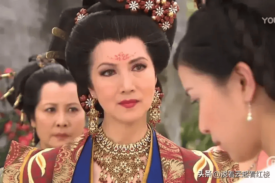 后来三好私自修改衣裙的样式,郭太后生气,也只是罚她