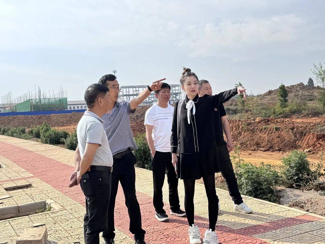 富源县4月11日,富源县委副书记,县长侯开苑到云南富源产业园区调研