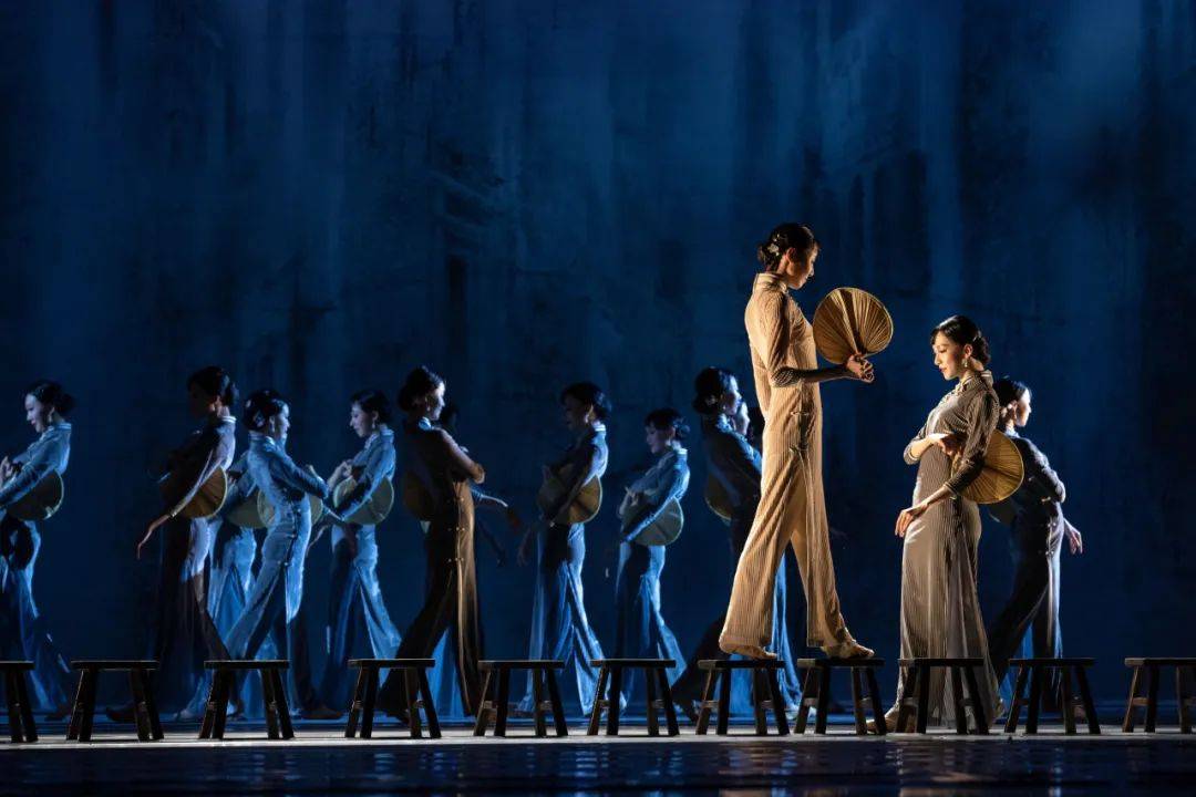 在尊重历史的基础上进行大胆原创,融入青春色彩,红色记忆,浪漫