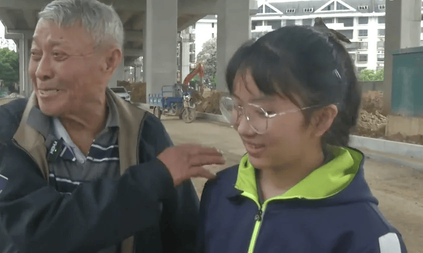 "爸,我好像听到有人在喊救命!"初二女生救了一位老人!_吴霞_南昌_父女