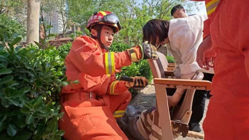 4岁男童头部被卡座椅，带娃玩耍时千万留心这些地方！孩子救援儿子 8757