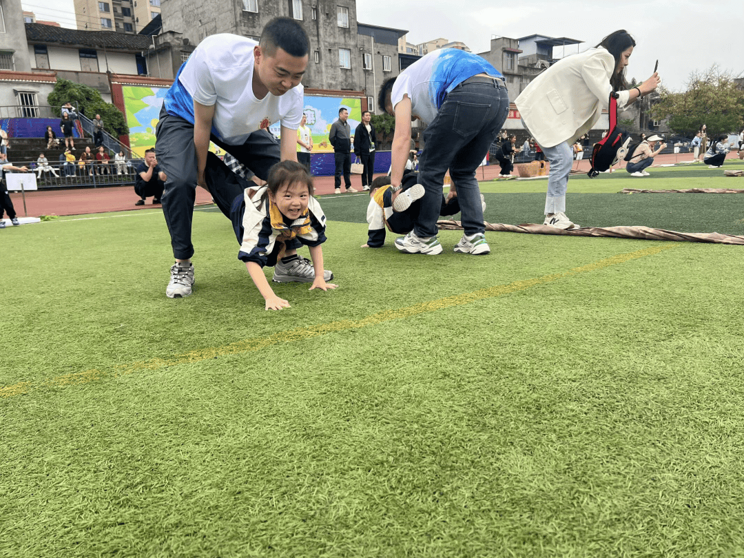 3抬水大力士孩子们迈着不稳却坚定的步子,相信自己一定可以让秧苗喝饱
