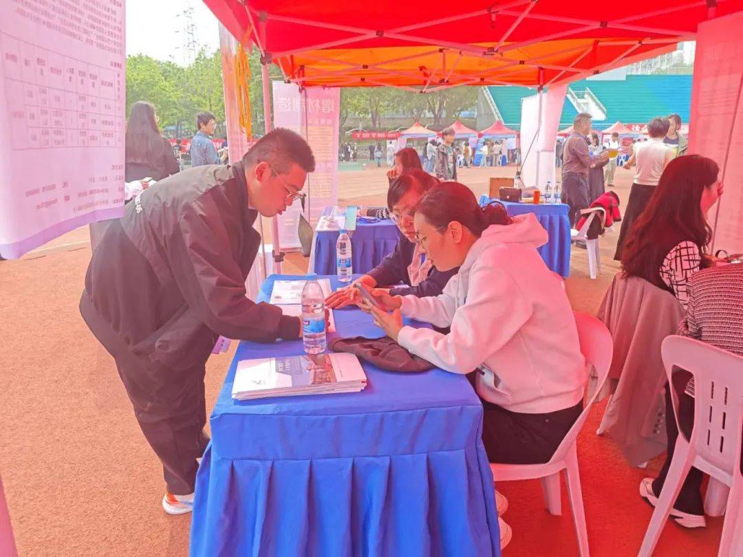 "江苏师范大学材料科学与工程专业应届硕士毕业生张琳在招聘会前两天