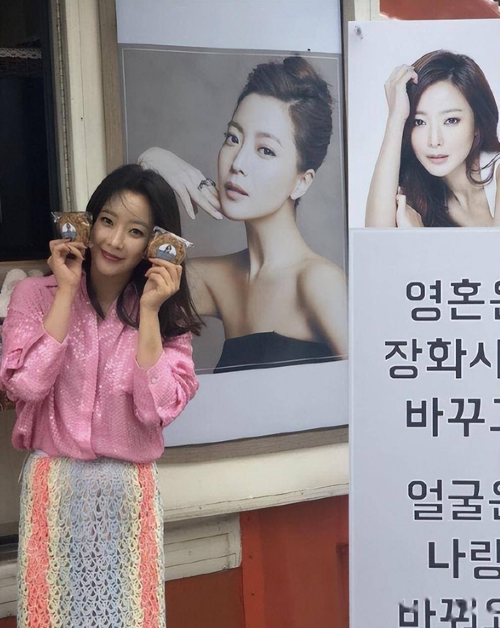 金喜善与丈夫是"颜值巅峰"的典范尽管外界对金喜善女儿朴妍雅的长相曾