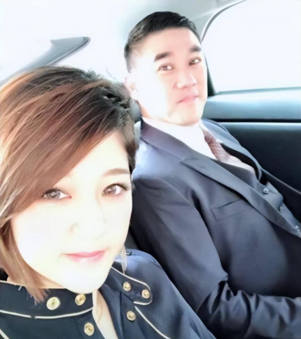 他是美籍华人英俊幽默,恋情多姿曾是不婚主义,年轻太太驱夫有术_吴大