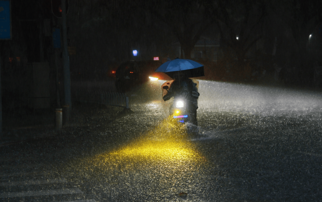 正在下大雨的照片图片