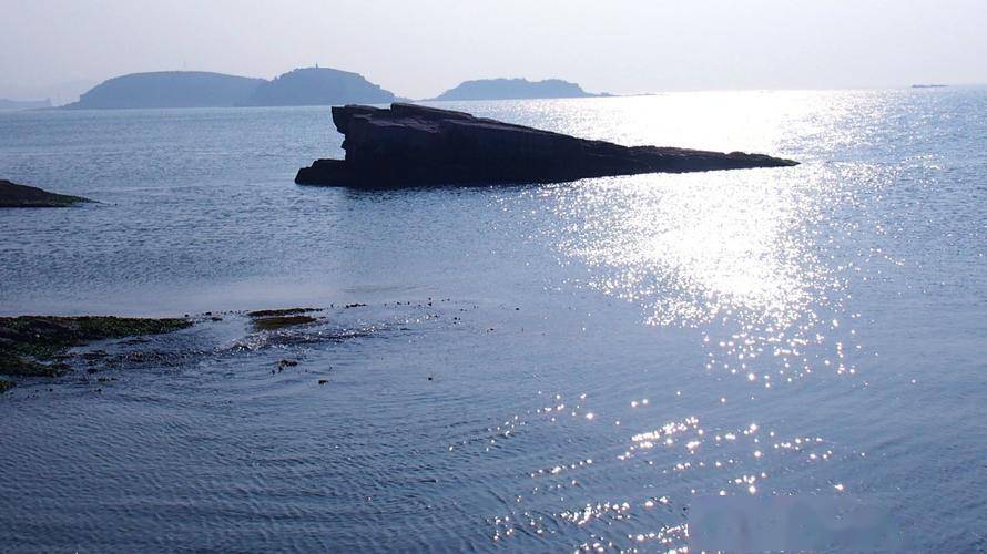 消失不见罗斗沙岛,是南海中的一个小岛屿,也称无人岛,该岛形状狭长,长